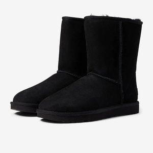 UGG Classic II Genuine Shearling Lined Short Boot size 7 (Women)